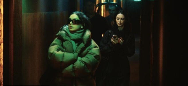 Charli XCX Terjun ke Dunia Film Lewat ‘THE MOMENT’, Mockumentary tentang Album BRAT Tuai Sorotan