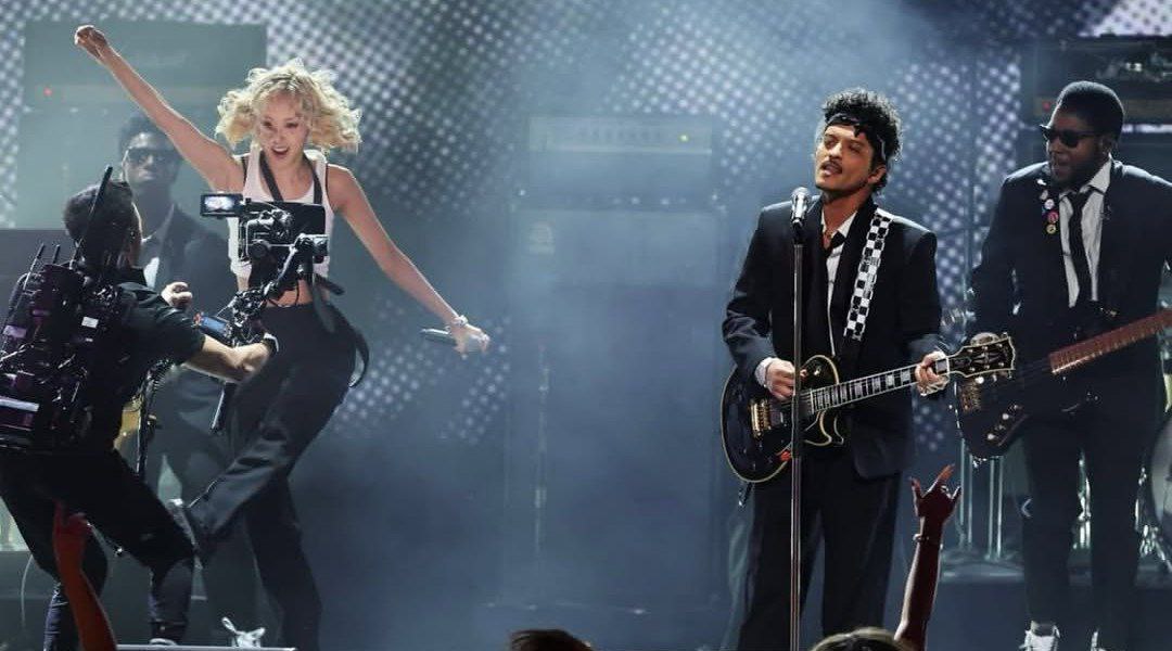 Rosé 'Meledak' di Panggung Grammy 2026 Bawakan APT, Reaksinya Usai Turun Panggung Bikin Haru