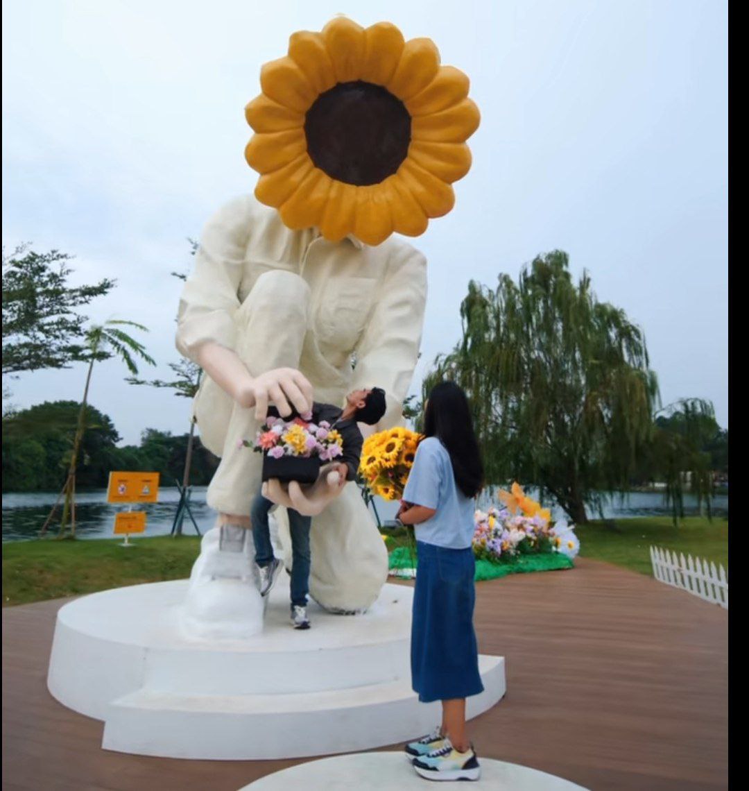 Bukan Cincin atau Bunga, Momen Lamaran Ini Jadi yang Paling Keren di tahun 2025!