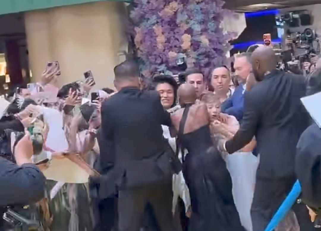 Ariana Grande Nyaris Jadi Korban di Premier film Wicked! Aksi Mengejutkan Fans Gegerkan Premiere Singapura