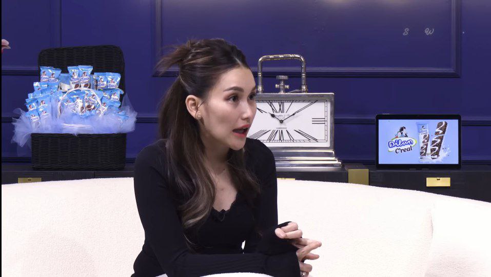 Ayu Ting Ting saat membahas komentar warganet yang menyebut dirinya “ATM keluarga” dalam sebuah podcast.