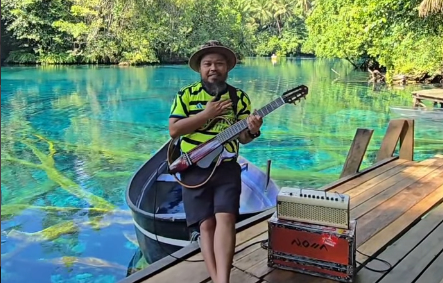 Mantan vokalis Payung Teduh, Is Pusakata.