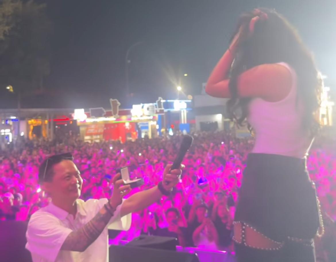 Publik Dikejutkan oleh Aksi Tak Terduga yang Membuat Erika Carlina Terisak di Panggung