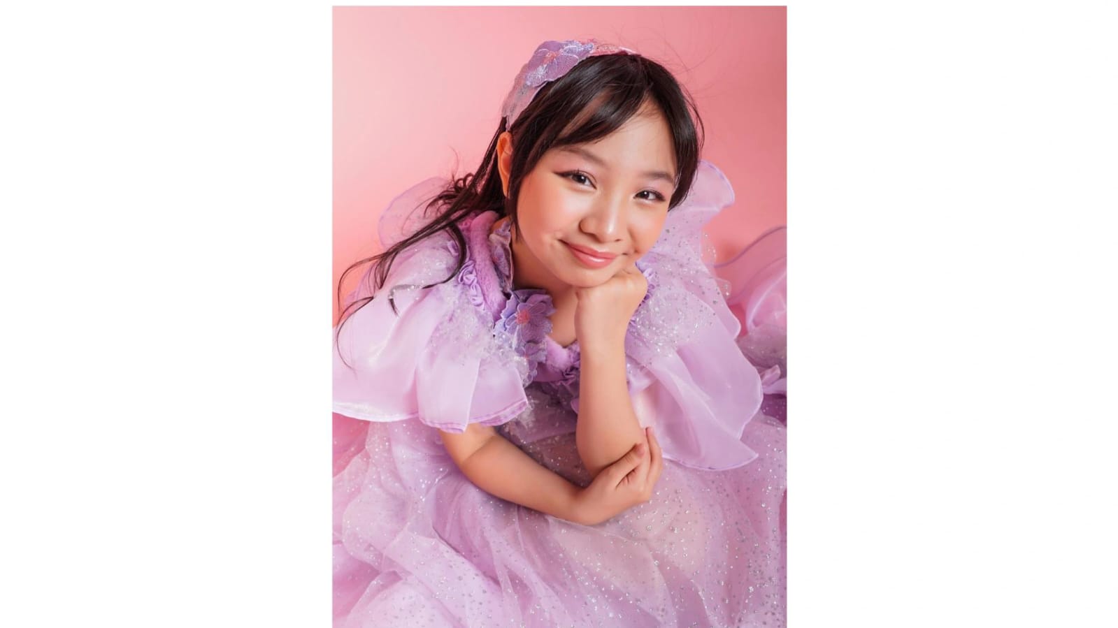 Indah, lembut, tapi penuh makna. Etenia Croft syuting ‘Aku Bahagia’ di Jepang saat sakura bermekaran. Ada sesuatu yang ia sembunyikan di balik senyumnya.