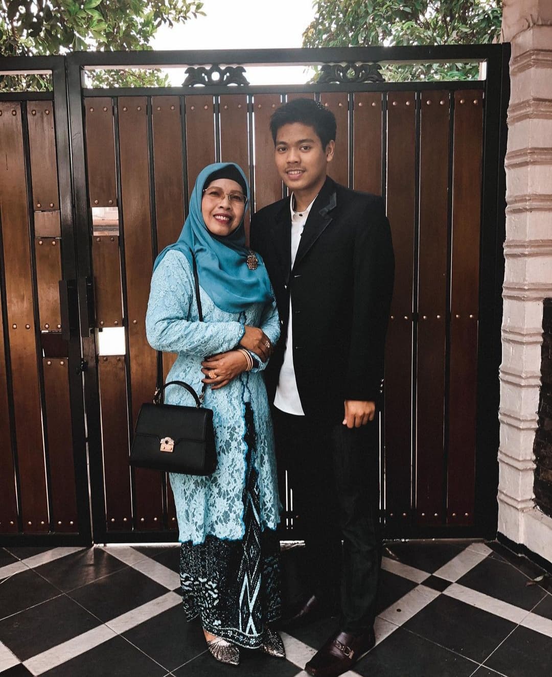 Almarhum Syabda Perkasa Belawa saat berfoto bersama ibunya.