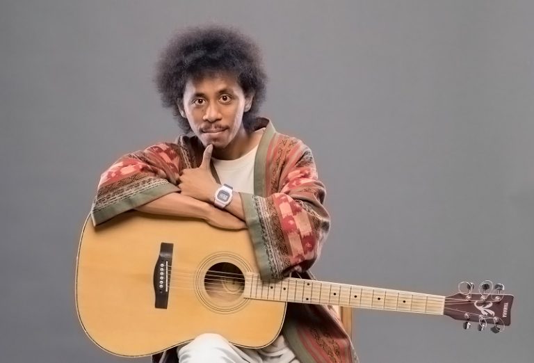 Transformasi ‘Pergilah Kasih’ Raim Laode Membawa Lagu Legendaris Ini ke Versi Modern yang Menyentuh