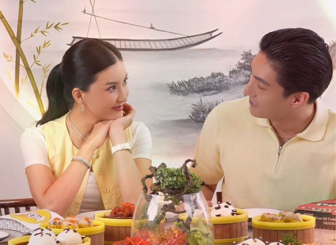 Sarwendah dan Giorgio Antonio tampil serasi saat berada di kantor brand kecantikan Some By Mi di Korea Selatan. Keduanya mengenakan busana senada dan tampak bersemangat menjalani kolaborasi profesional.