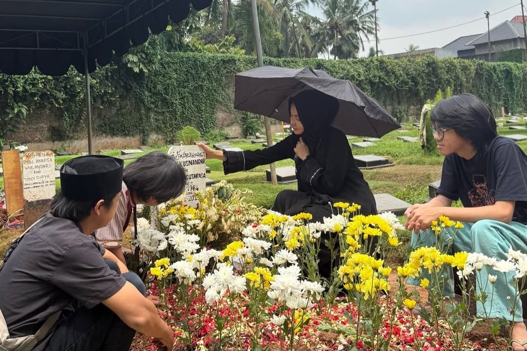Masih Berselimut Duka, Karina Ranau Rajin Sambangi Pusara Epy Kusnandar