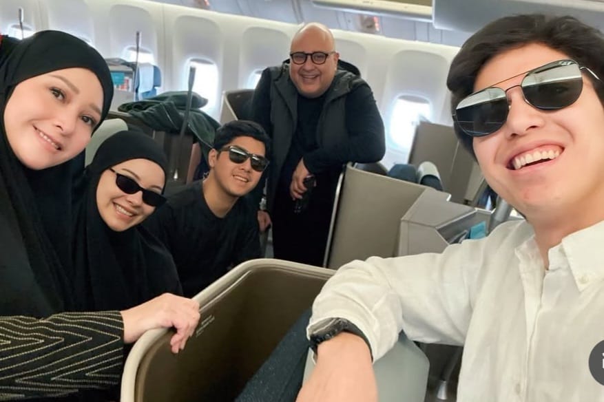 Maia Estianty Pamer Foto Perjalanan ke Tanah Suci, Netizen: Salfok Alyssa dan Bunda Mirip Banget