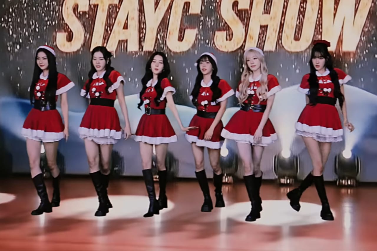 Meriahkan Natal dengan Aksi Lucu, STAYC Parodikan Scene Ikonik Mean Girls 'Jingle Bell Rock'