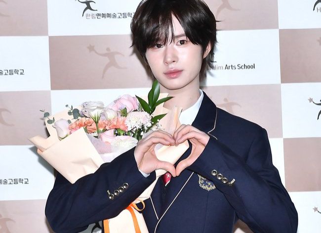 Selamat atas kelulusanmu, Lee Kyungmin! Semoga langkah selanjutnya selalu dipenuhi cahaya dan cinta dari para penggemar