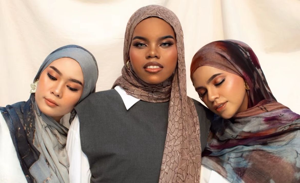 Pashmina Gradasi Jadi Favorit Baru, Perpaduan Warna Elegan yang Bikin Jatuh Hati