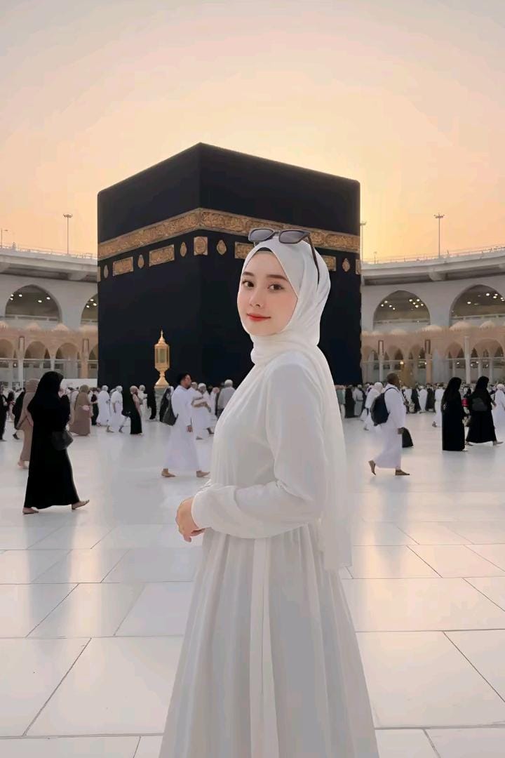 Prompt Gemini AI yang Viral di Medsos 2025, Foto Realistis di Depan Ka'bah Jadi Tren Baru!