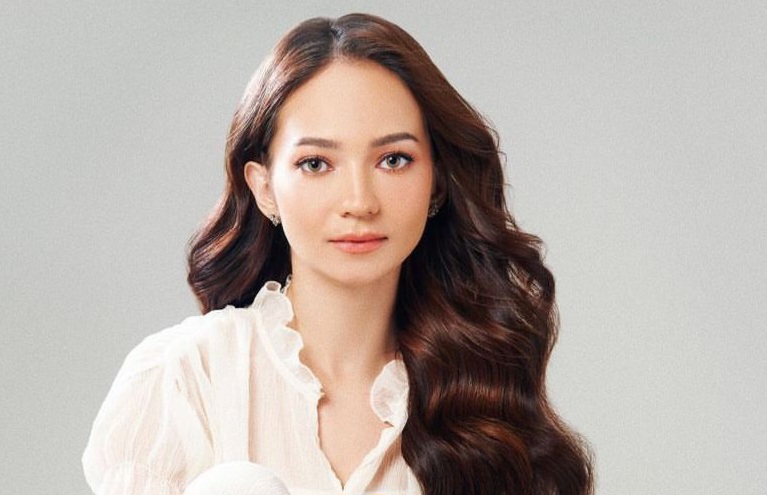 Fakta Menarik dan Perjalanan Karir Enzy Storia si Presenter Kocak