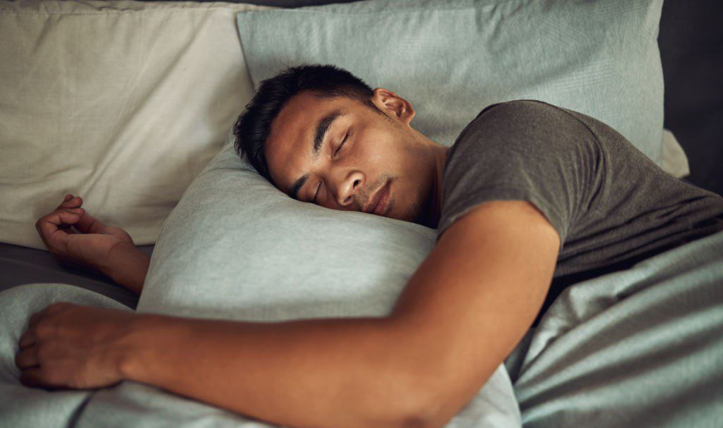 Biar Istirahat Makin Maksimal Ini Rekomendasi Piyama Tidur Pria yang Cocok untuk Ramadan