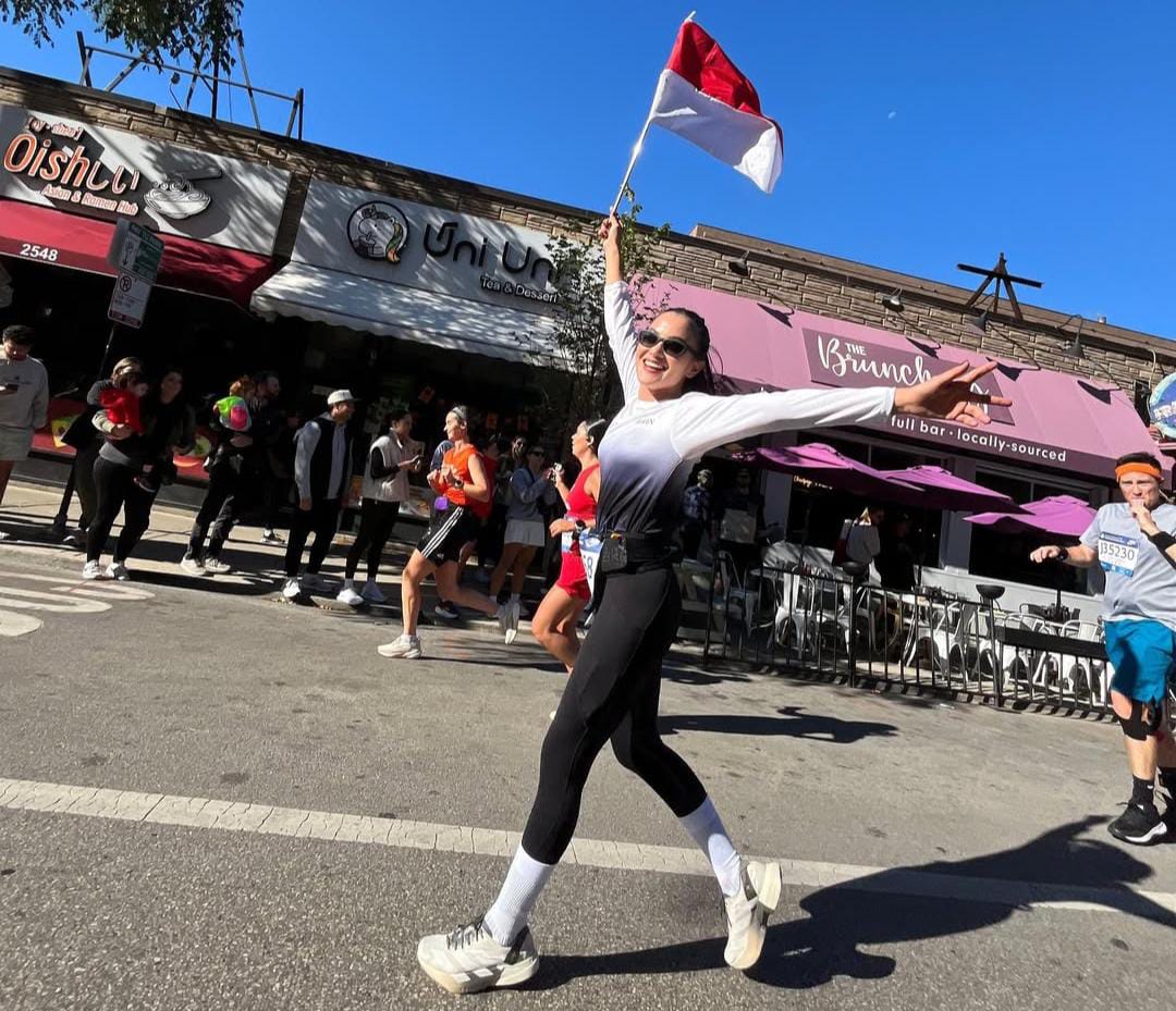 Suara anaknya dari kejauhan bikin Ririn Ekawati kuat hingga garis finis di Chicago Marathon 2025.